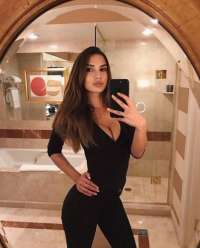 Kendi Evi Olan Escort'da Hayranlıkla Bakan Berrak